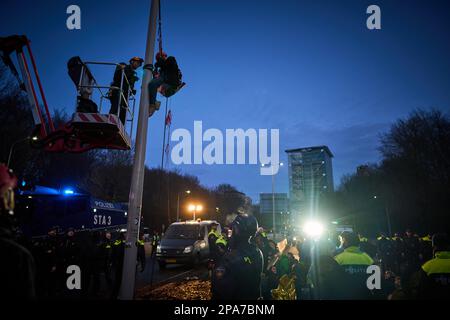 DEN HAAG - Rebellion-Aktivisten, die aussterben, blockieren die A12 in Den Haag. Mit dieser Aktion lehnt XR Subventionen für fossile Brennstoffe ab. Bei der jüngsten Blockade waren etwa 1.000 Aktivisten auf der Autobahn anwesend, von denen 768 verhaftet wurden. ANP PHIL NIJHUIS niederlande raus - belgien raus Stockfoto