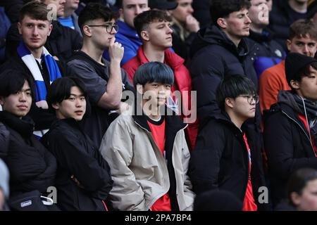 Kaoru Mitoma Fans beim Premier League-Spiel zwischen Leeds United und Brighton & Hove Albion in der Elland Road, Leeds, am Sonntag, den 12. März 2023. (Foto: Pat Scaasi | MI News) Guthaben: MI News & Sport /Alamy Live News Stockfoto