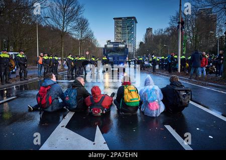 DEN HAAG - Rebellion-Aktivisten, die aussterben, blockieren die A12 in Den Haag. Mit dieser Aktion lehnt XR Subventionen für fossile Brennstoffe ab. Bei der jüngsten Blockade waren etwa 1.000 Aktivisten auf der Autobahn anwesend, von denen 768 verhaftet wurden. ANP PHIL NIJHUIS niederlande raus - belgien raus Stockfoto