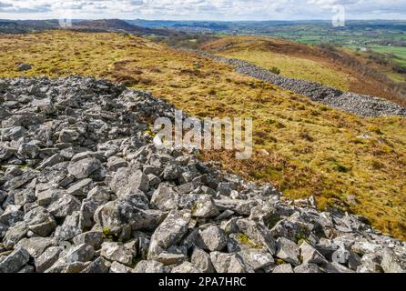 Blick vom zentralen Cairn von Carn, Garn Goch oder Red Hill, einer befestigten Bergfestung aus der Eisenzeit an den nördlichen Hängen der Brecon Beacons South Wales UK Stockfoto