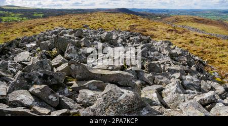 Blick vom zentralen Cairn von Carn, Garn Goch oder Red Hill, einer befestigten Bergfestung aus der Eisenzeit an den nördlichen Hängen der Brecon Beacons South Wales UK Stockfoto