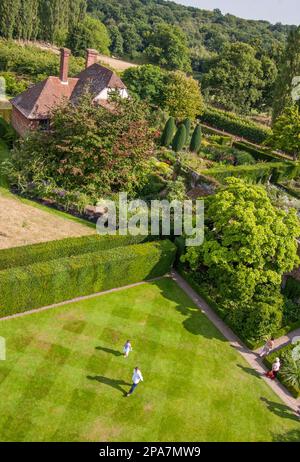 Blick auf den Sissinghurst Garden in Kent, Großbritannien, vom elisabethanischen Uhrenturm im Herzen Stockfoto