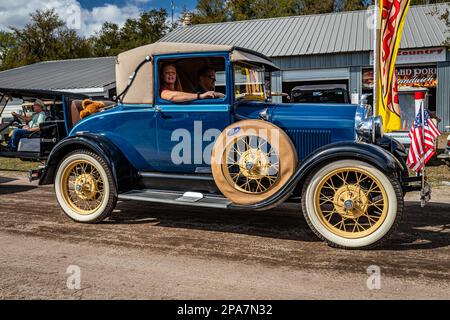 Fort Meade, Florida - 26. Februar 2022: Aus der Perspektive eines 1929 Ford Model A Roadsters auf einer lokalen Automesse. Stockfoto