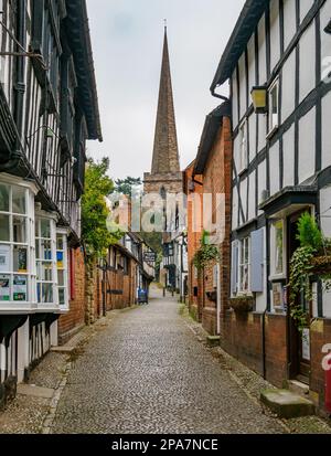 Enge Straße, die zur Kirche St. Michael und All Angels in der mittelalterlichen Marktstadt Ledbury in Herefordshire UK führt Stockfoto