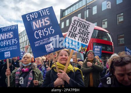 London/UK, 11. MÄRZ 2023. Tausende von NHS-Arbeitern marschierten durch das Zentrum Londons nach Whitehall und forderten bessere Bezahlung und Bedingungen. Aubrey Fagon/Alamy Live News Stockfoto