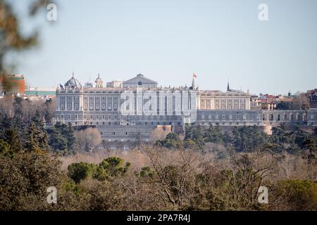 Panoramablick auf den königlichen Palast von Madrid und die almudena-Kathedrale von der natürlichen Umgebung der Casa de Campo in Spanien Stockfoto