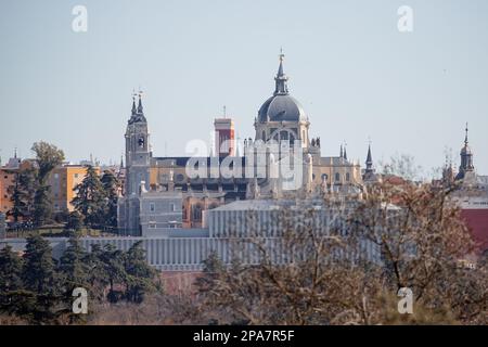 Panoramablick auf die almudena-Kathedrale von Madrid von der natürlichen Umgebung der Casa de Campo in Spanien Stockfoto