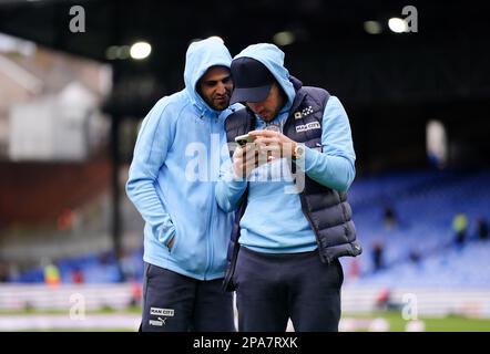 Jack Grealish von Manchester City (rechts) und Riyad Mahrez vor dem Spiel der Premier League im Selhurst Park, London. Foto: Samstag, 11. März 2023. Stockfoto