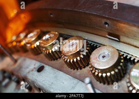 Der Motor eines Gasturbinenkompressors hängt während der Installation in einem Modul zur Stromerzeugung an einem Kran Stockfoto