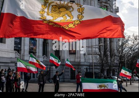 Madrid, Spanien. 11. März 2023. Menschen, die während eines Protests, bei dem die iranische Gemeinschaft in Madrid gegen die Hunderte von Mädchen demonstriert, die im Iran vergiftet wurden, um seit November angeblich Schulen schließen zu wollen, mit iranischen Flaggen wedelten. Kredit: Marcos del Mazo/Alamy Live News Stockfoto