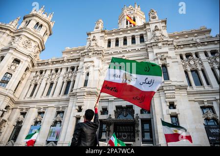 Madrid, Spanien. 11. März 2023. Menschen, die während eines Protests, bei dem die iranische Gemeinschaft in Madrid gegen die Hunderte von Mädchen demonstriert, die im Iran vergiftet wurden, um seit November angeblich Schulen schließen zu wollen, mit iranischen Flaggen wedelten. Kredit: Marcos del Mazo/Alamy Live News Stockfoto