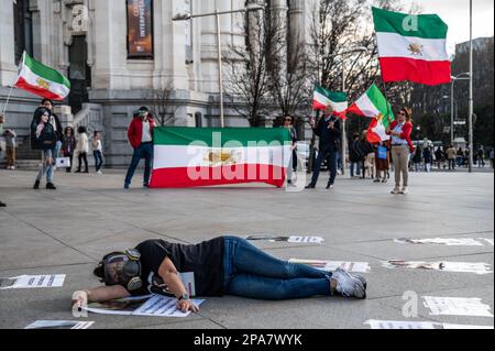 Madrid, Spanien. 11. März 2023. Eine Frau, die eine Gasmaske auf dem Boden trägt, wird während eines Protests gesehen, bei dem die iranische Gemeinschaft in Madrid gegen die Hunderten von jungen Mädchen demonstriert, die im Iran vergiftet wurden, in einem mutmaßlichen Versuch, Schulen seit dem vergangenen November zu schließen. Kredit: Marcos del Mazo/Alamy Live News Stockfoto