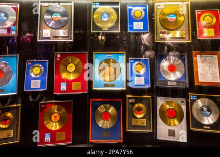 STOCKHOLM, SCHWEDEN - 16. JUNI 2022: Halle mit einer Sammlung von Schallplatten im ABBA-Museum in Stockholm, Schweden Stockfoto