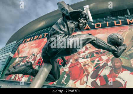 Die Statue des ehemaligen niederländischen Arsenalspielers Dennis Bergkamp vor dem Emirates Stadium in Islington, London. Bergkamp erzielte 120 Tore in 423 Schülern Stockfoto