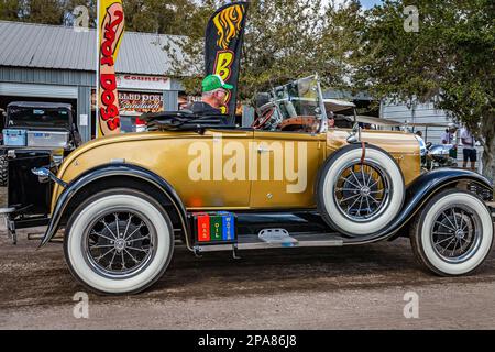 Fort Meade, Florida - 26. Februar 2022: Aus der Perspektive, Seitenansicht eines 1928 Ford Model A Roadstert, eine lokale Automesse. Stockfoto