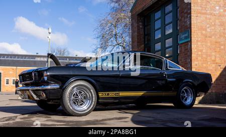 1966 Ford Mustang GT 350, ausgestellt auf der Ford-Versammlung am 26. Februar 2023 im Bicester Heritage Centre. Stockfoto