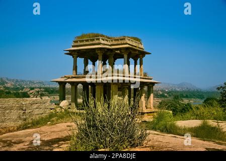 Der Narasimha-Tempel befindet sich am Hang des Gandhamadhana-Hügels, am rechten Ufer von Tungabhadra in Hampi, Karnataka. Hampi, die Hauptstadt der Vijaya Stockfoto