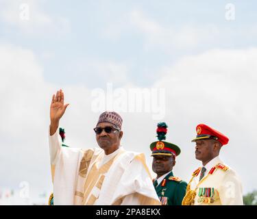 Der nigerianische Präsident Muhammadu Buhari winkt den Nigerianern am 1. Oktober während der Parade zum Unabhängigkeitstag in Abuja, Nigeria, zu. 1. Oktober 2022 Stockfoto