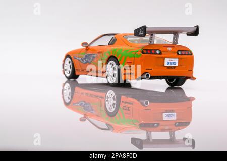 Fast&Furious Toyota Supra Mark IV 1:43, Rückansicht, weißer Hintergrund mit Reflexion Stockfoto