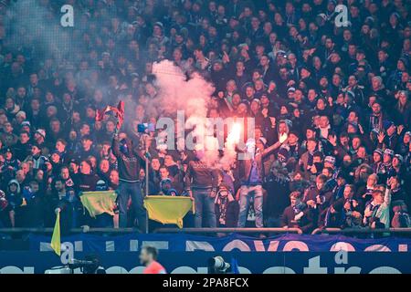 Gelsenkirchen, Deutschland. 11. März 2023. Fußball: Bundesliga, FC Schalke 04 - Borussia Dortmund, Spieltag 24, Veltins Arena. Schalke-Fans verbrennen Pyrotechnik. Kredit: David Inderlied/dpa/Alamy Live News Stockfoto