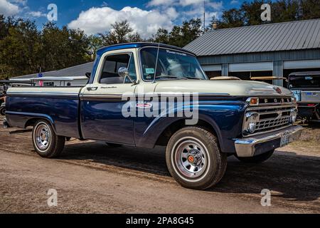 Fort Meade, FL - 26. Februar 2022: Aus der Perspektive eines 1966 Ford F-100 Pickup Truck auf einer lokalen Automesse. Stockfoto