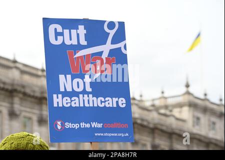 Downing Street, London, Großbritannien. 11. März 2023 Krieg ist Hass, die Invasoren sind alle Kriminelle. Ein russischer, unbewaffneter ukrainischer Kriegsgefangener in der Ukraine wurde brutal hingerichtet und verärgerte die Ukraine. Dieser Krieg hat Hass erzeugt, vergessen wir nicht, dass die japanischen Soldaten das Massaker von Nanjing verübt haben. Auch jeder chinesische Kriegsgefangene wird von den barbarischen japanischen Soldaten hingerichtet. Viele professionelle und militärische Westerner Express. Die Japaner sind die bösartigsten. Die Geschichte geht weiter: Warum ist Japan ein Kriegsverbrecher, der mit der NATO verbündet ist? G7 Erzählen Sie der Welt, dass Russland ein Kriegsverbrechen begangen hat, aber was ist mit Japan, das Com hat Stockfoto