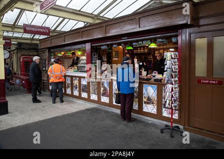 Kioske auf alten Bahnhöfen am Bahnhof Keighley auf der Bahnlinie Worth Valley Heritage, wo Erfrischungen und Souvenirs etc. Verkauft werden Stockfoto