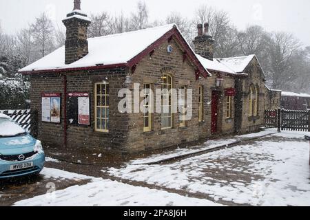 Oxenhope Bahnhof im Schnee an einem Ende der Bahnlinie Keighley & Worth Valley Heritage in West Yorkshire, Großbritannien Stockfoto