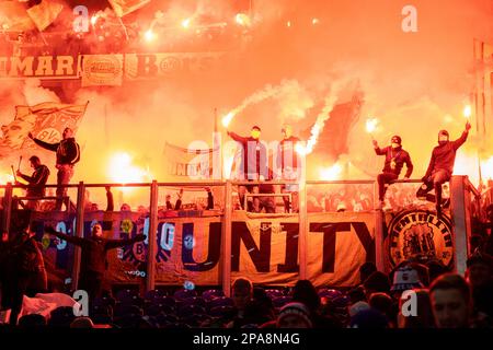 Gelsenkirchen, Deutschland. 11. März 2023. Fußball: Bundesliga, FC Schalke 04 - Borussia Dortmund, Spieltag 24, Veltins Arena. Dortmunder Fans verbrennen Pyrotechnik. Kredit: David Inderlied/dpa/Alamy Live News Stockfoto