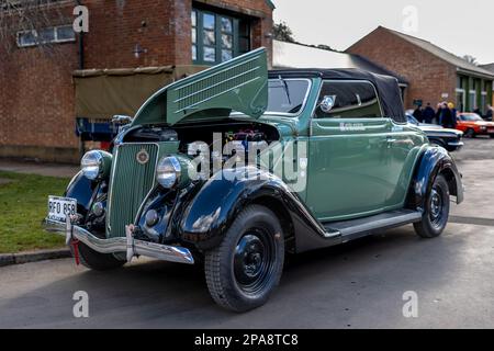 1936 Ford Model 68 Cabriolet, ausgestellt auf der Ford-Versammlung, die am 26. Februar 2023 im Bicester Heritage Centre stattfand. Stockfoto