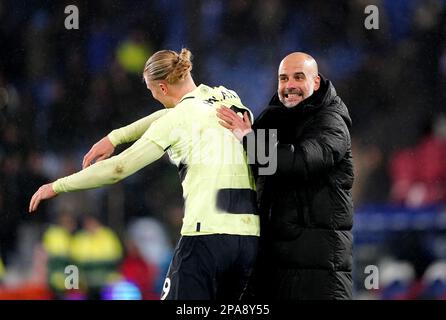 Erling Haaland (links) von Manchester City und Manager Pep Guardiola feiern am Ende des Premier League-Spiels im Selhurst Park, London. Foto: Samstag, 11. März 2023. Stockfoto