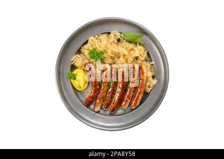 Gebratene Nürnberger Würste mit Sauerkraut, serviert auf einem Zinnteller, isoliert auf weißem Hintergrund Stockfoto