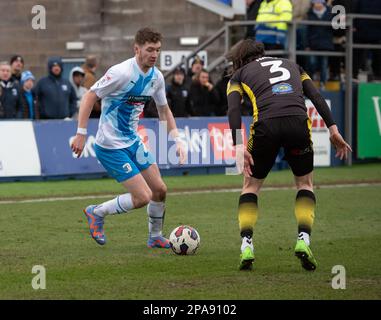 Barrows GED Garner in Aktion mit Suttons Sam Hart während des Sky Bet League 2-Spiels zwischen Barrow und Sutton United in der Holker Street, Barrow-in-Furness, am Samstag, den 11. März 2023. (Foto: Ian Allington | MI News) Kredit: MI News & Sport /Alamy Live News Stockfoto