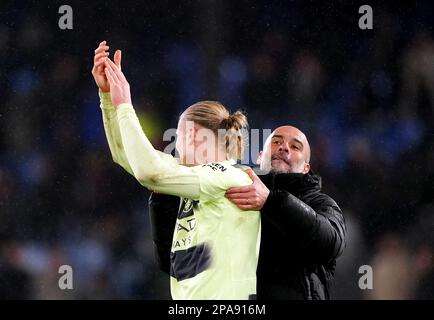 Erling Haaland (links) von Manchester City wird am Ende des Premier League-Spiels im Selhurst Park, London, vom Manager Pep Guardiola umarmt. Foto: Samstag, 11. März 2023. Stockfoto