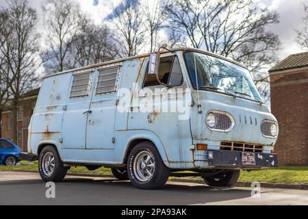 1963 Ford Econoline „BHK 289a“ wird auf der Ford-Versammlung am 26. Februar 2023 im Bicester Heritage Centre ausgestellt. Stockfoto