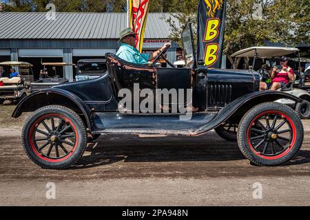 Fort Meade, Florida - 26. Februar 2022: Aus der Perspektive eines 1921 Ford Model T T3 Tourers auf einer lokalen Automesse. Stockfoto