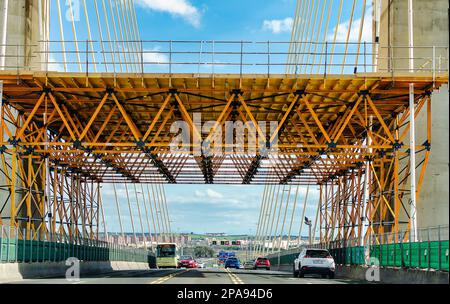 Renovierungsarbeiten an einer Seilbahnbrücke, die die SE-30 über den Fluss Guadalquivir führt. Puente del V Centenario oder Brücke des 5. Jahrhunderts. Stockfoto