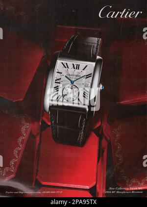 Cartier Automatische Uhr Werbung silber Cartier Uhr schwarzes Lederarmband Magazin Anzeige Cartier Tank Mc 1904 MC Manufacture Movement Stockfoto