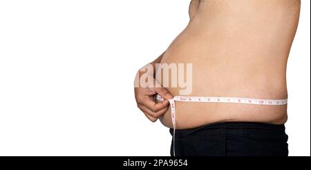 Nahaufnahme des mittleren Abschnitts eines fettleibigen Mannes, der ein Maßband um die Taille hält Stockfoto