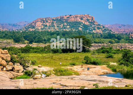 Blick auf den Anjaneya-Hügel in Hampi. Dieser Ort soll der Geburtsort von Lord Hanumana sein. Hampi ist ein UNESCO-Weltkulturerbe. Stockfoto