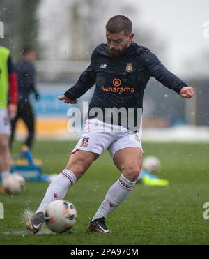 Wrexham, Wrexham County Borough, Wales. 11. März 2023 Wrexhams Elliot Lee wärmt sich auf, während der Wrexham Association Football Club V Southend United Football Club auf dem Rennplatz in der Vanarama National League spielt. (Bild: ©Cody Froggatt/Alamy Live News) Stockfoto