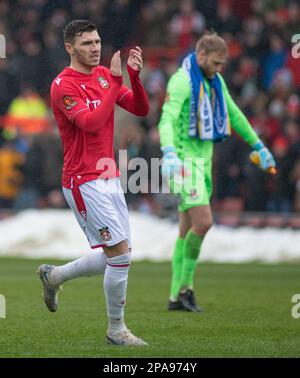 Wrexham, Wrexham County Borough, Wales. 11. März 2023 Wrexhams Jordan Tunnicliffe klatscht vor dem Anstoß beim Wrexham Association Football Club V Southend United Football Club auf dem Rennplatz in der Vanarama National League. (Bild: ©Cody Froggatt/Alamy Live News) Stockfoto