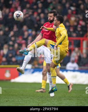 Wrexham, Wrexham County Borough, Wales. 11. März 2023 Shaun Hobson von Southend gibt den Ball frei, während der Wrexham Association Football Club V Southend United Football Club auf dem Rennplatz in der Vanarama National League spielt. (Bild: ©Cody Froggatt/Alamy Live News) Stockfoto