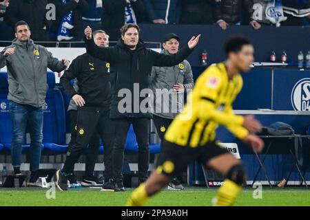 Gelsenkirchen, Deutschland. 11. März 2023. Fußball: Bundesliga, FC Schalke 04 - Borussia Dortmund, Spieltag 24, in der Veltins Arena. Dortmunds Cheftrainer Edin Terzic Gesten. Kredit: David Inderlied/dpa/Alamy Live News Stockfoto