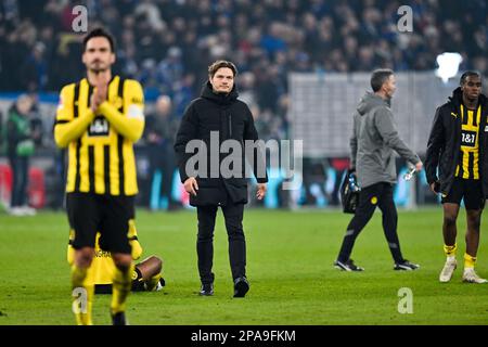 Gelsenkirchen, Deutschland. 11. März 2023. Fußball: Bundesliga, FC Schalke 04 - Borussia Dortmund, Spieltag 24, Veltins Arena. Dortmunds Cheftrainer Edin Terzic geht nach dem Spiel über das Spielfeld. Kredit: David Inderlied/dpa/Alamy Live News Stockfoto