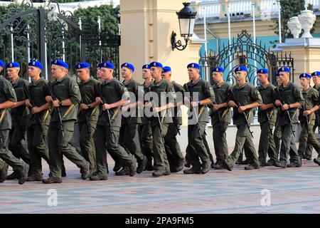 Soldaten der ukrainischen Armee schwören bei Verkhowna Rada. Streitkräfte der Ukraine, Nationalgarde, Kiew, Ukraine, 2019-06-15 Stockfoto
