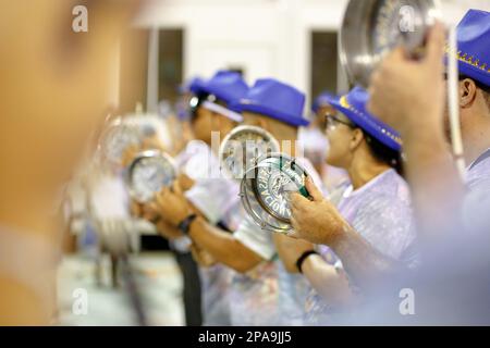 Technische Probe der Samba-Schule Arranco do Engenho de Dentro in Rio de Janeiro, Brasilien - 21. Januar 2023: Trommeln der Samba-Schule Arranco d Stockfoto