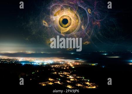 Ein Science-Fiction-Konzept. Ein glühendes Alien-Augenmonster. Sie schweben nachts am Himmel über einer Stadt. Stockfoto