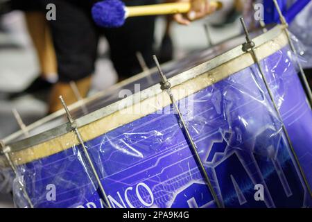 Technische Probe der Samba-Schule Arranco do Engenho de Dentro in Rio de Janeiro, Brasilien - 21. Januar 2023: Trommeln der Samba-Schule Arranco d Stockfoto