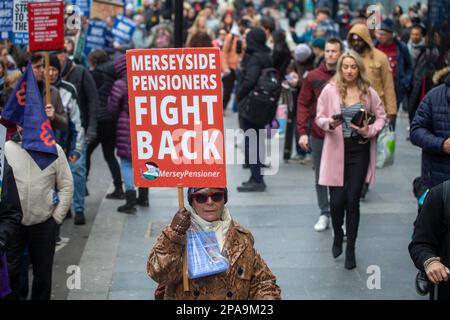 London, England, Großbritannien. 11. März 2023. Tausende marschieren nach Whitehall in Save, unserer NHS-Demonstration in London. (Kreditbild: © Tayfun Salci/ZUMA Press Wire) NUR REDAKTIONELLE VERWENDUNG! Nicht für den kommerziellen GEBRAUCH! Stockfoto